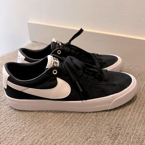Nike Suede Black Low Top Sneakers 9.5 Grant Taylor